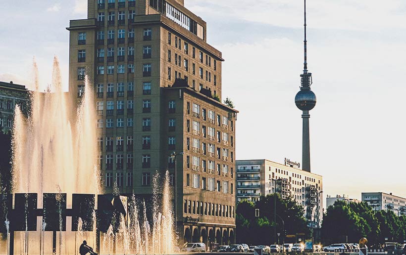 Mehrere Gebäude und der Fernsehturm in Berlin als PRP Behandlung Standort
