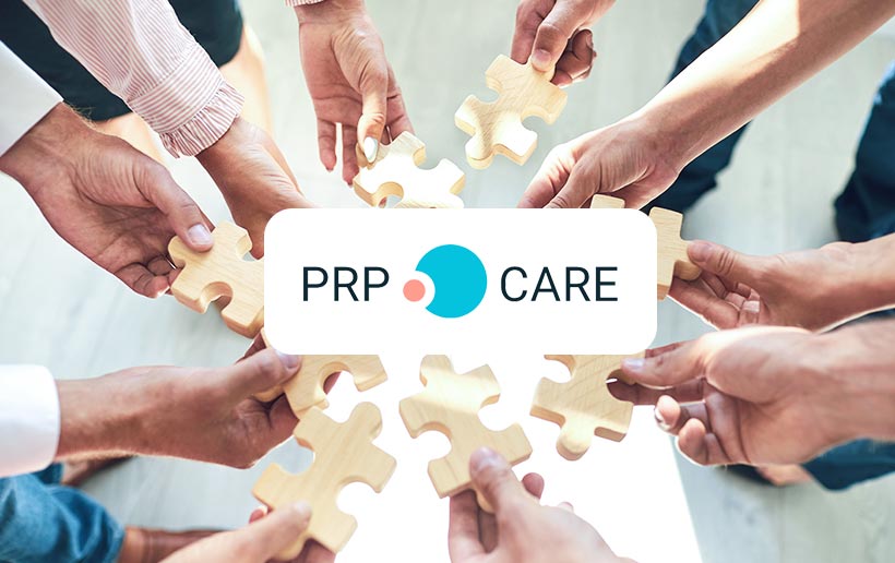 Hände halten Puzzleteile in die Mitte wo das Logo des PRP Care Team abgebildet ist
